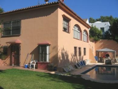 Chalet con 4 dormitorios se vende en Marbella, Costa del Sol