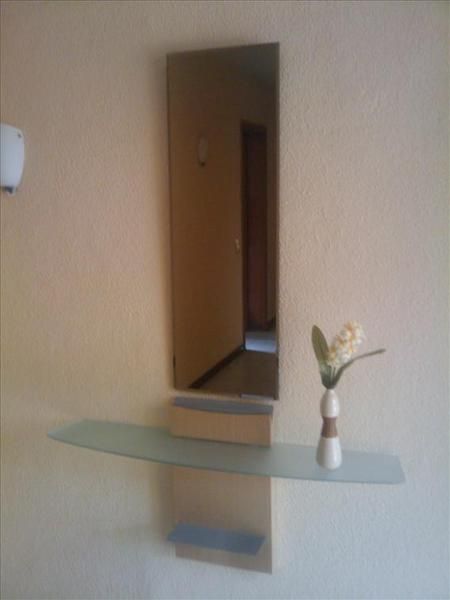 Recibidor con espejo en perfecto estado.