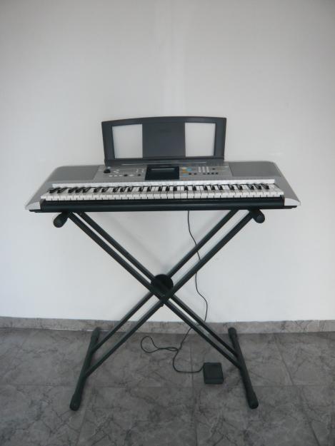 Vendo teclado YAHAMA PSR E323 con soporte y pedal de sostenido (180 €)