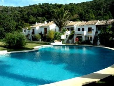 Adosado con 3 dormitorios se vende en Benahavis, Costa del Sol