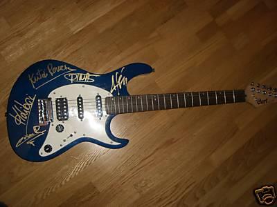 Guitarra marca CORT firmada por el grupo MAREA.