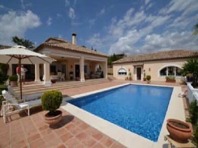 Chalet con 4 dormitorios se vende en Marbella, Costa del Sol