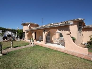 Chalet con 3 dormitorios se vende en Estepona, Costa del Sol