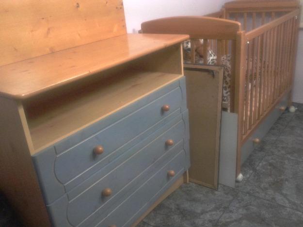 cuna de bebe y mueble