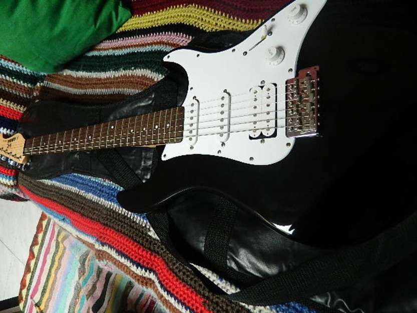 Vendo guitarra Yamaha EG112 + amplificador de 10W,