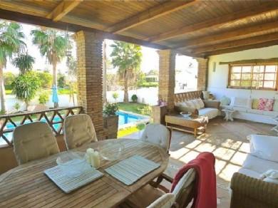 Chalet con 2 dormitorios se vende en Estepona, Costa del Sol