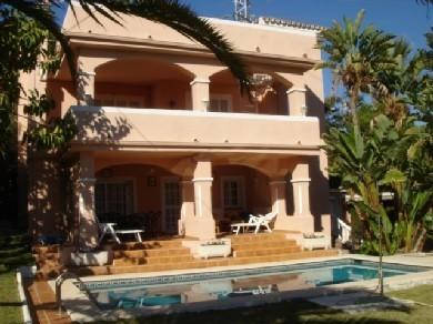 Chalet con 4 dormitorios se vende en Marbella, Costa del Sol