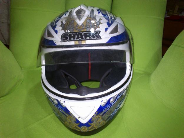 Se venden accesorios de moto, casco, guantes, mochila, chaqueta.