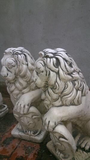 4 leones de piedra blanca a 25 euros