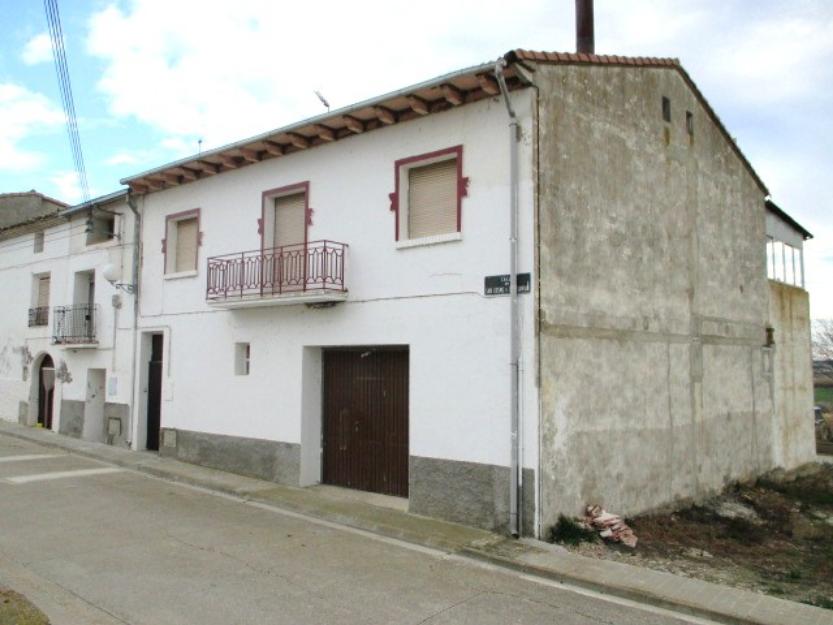 Casa con garaje y 1.372 m2 de huerto zona barbastro somontano