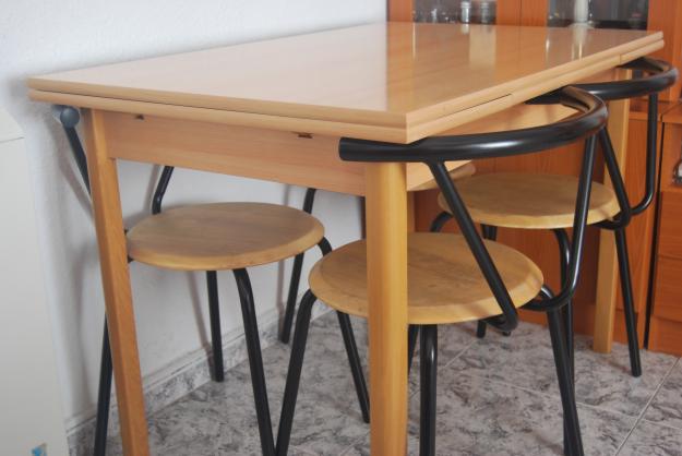 Se vende mesa y sillas a juego
