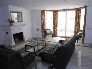 Apartamento con 3 dormitorios se vende en Marbella, Costa del Sol