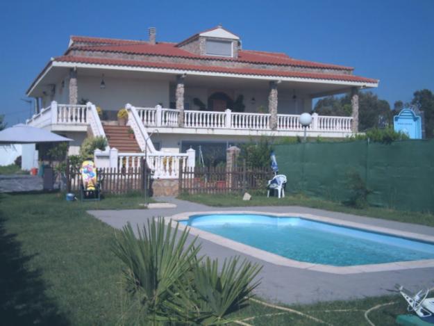VENTA DE CASA CON PISCINA Y JARDIN