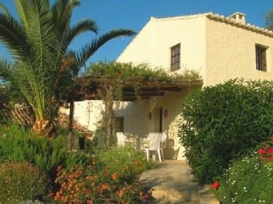 Chalet con 5 dormitorios se vende en Almogia