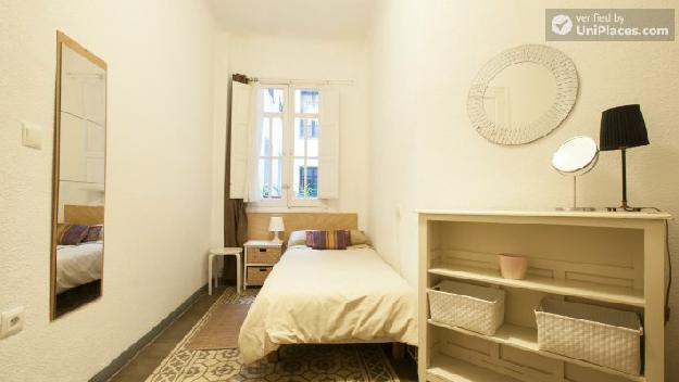 Rooms available - Beautiful 5-bedroom apartment in central Puerta del Sol