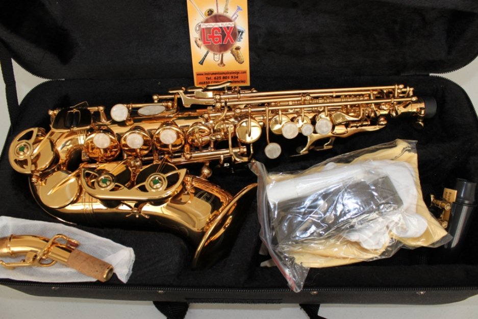 vendo saxofon soprano curvo negro, plateado y dorado nuevo a estrenar