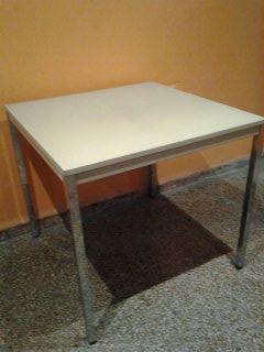 Buenisima mesa cuadrada x 40 € regulable