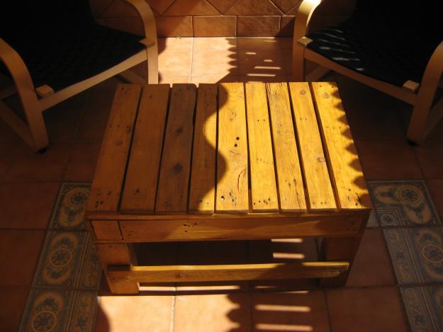 Mesa artesanal en madera de pino reciclada