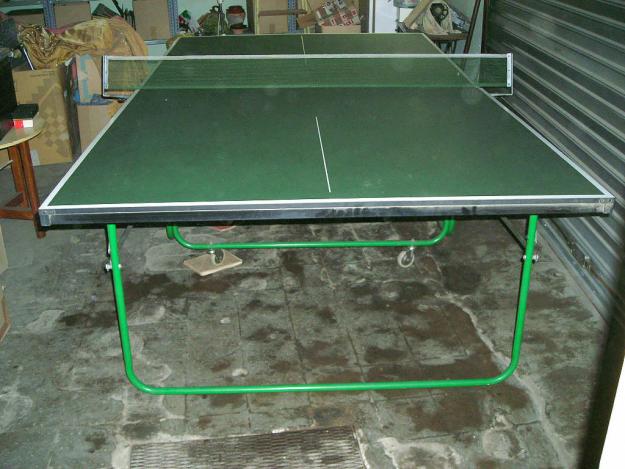 Mesa ping pong marca Boomerang con ruedas.