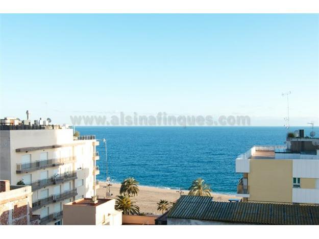 Estupendo apartamento a sólo 25 m. de la playa con fantásticas vistas.