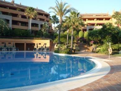 Apartamento con 2 dormitorios se vende en Marbella, Costa del Sol