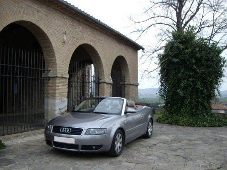 AUDI A4 2.5 TDI CABRIO TIENE LIBRO DE REVISIONES - Navarra