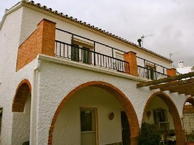 Chalet con 5 dormitorios se vende en Yunquera