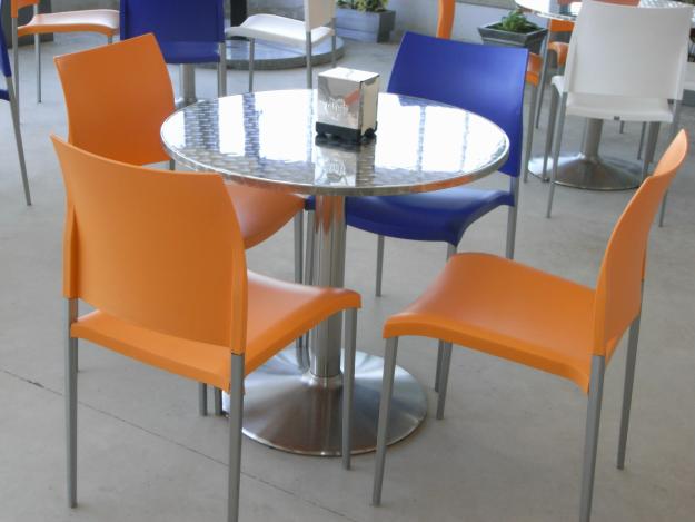 Mesas y sillas de cafetería