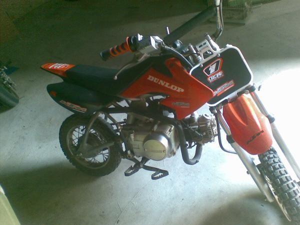 PIT BIKE DE 110 cc y de regalo una mini moto de 50cc de carretera