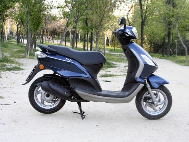 vendo PIAGGIO FLY 50 2T del 2009 esta como nueba siempre en garaje nueba vale 1700 euros y