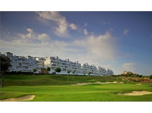 Áticos y apartamentos en zona de Estepona, primera linea de golf