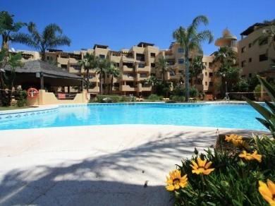 Apartamento con 2 dormitorios se vende en Estepona, Costa del Sol