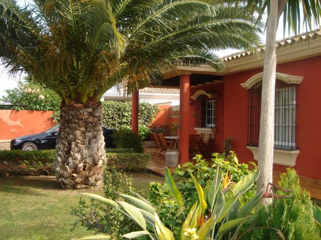 SE VENDE PRECIOSO CHALET EN CHICLANA.