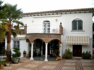Chalet con 4 dormitorios se vende en Alhaurin el Grande