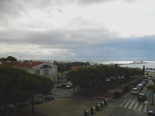 apartamento de tres habitaciones, vistas al mar, 50 metros de la playa, exterior.