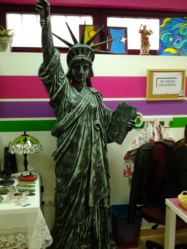 Estatua libertad en fibra de vidrio de 2,40m altura