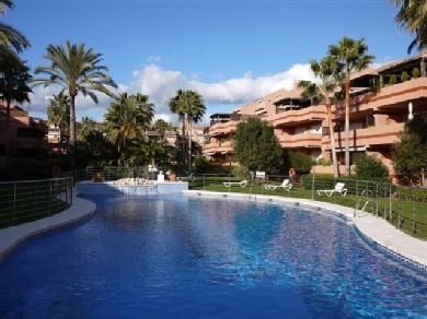 Apartamento con 2 dormitorios se vende en Marbella, Costa del Sol