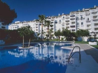 Apartamento con 3 dormitorios se vende en Marbella, Costa del Sol