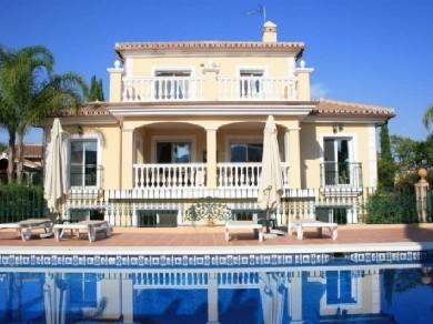 Chalet con 5 dormitorios se vende en Coin