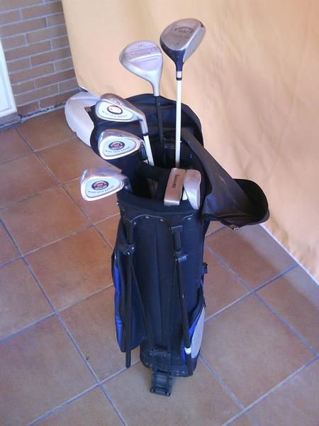 SE VENDE BOLSA TRIPODE Y 7 PALOS DE GOLF JUNIOR