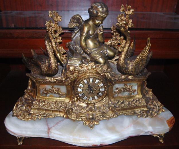 Reloj de sobremesa de bronce y base de marmol estilo Luis XV
