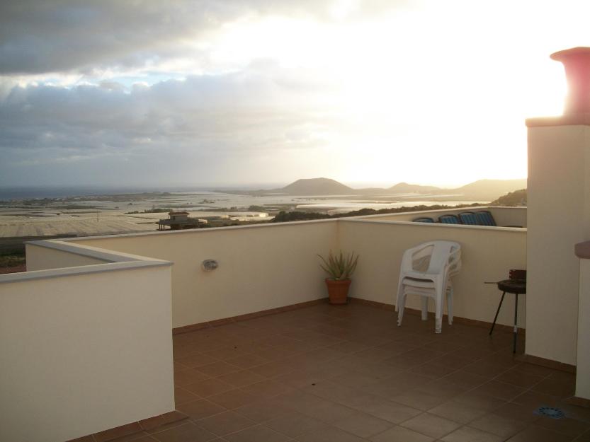 Atico tipo duplex en alquiler con terraza amplia en parque la reina, arona, tenerife sur.