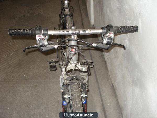 BICI ALUMINIO CON SUSPENSIóN DELANTERA