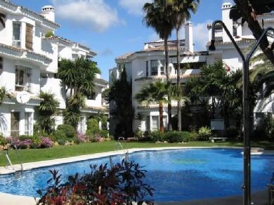 Apartamento con 2 dormitorios se vende en Marbella, Costa del Sol