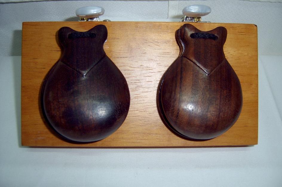 Castañuelas sobre tabla honsuy  35  €