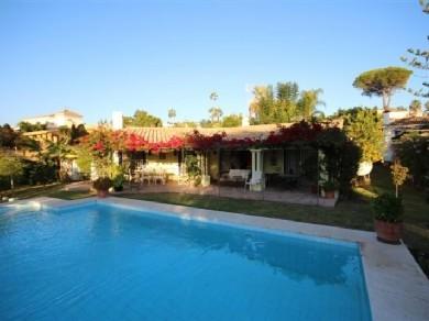 Chalet con 4 dormitorios se vende en Marbella, Costa del Sol