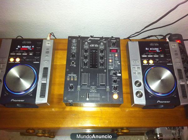 2 REPRODUCTORES PIONEER CDJ-200 Y MESA MEZCLA DJM-400