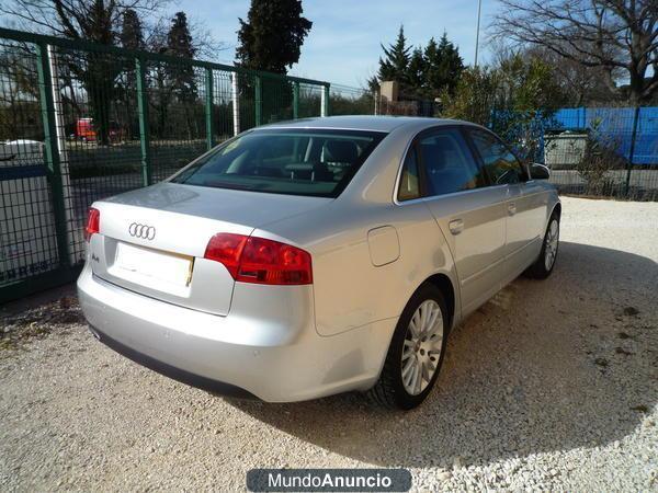 Audi A4 berline gris métal