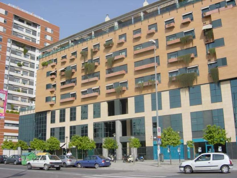 Se alquila plaza de garaje en NERVIÓN 75€. C. / Camilo José Cela, esq. Avda. Buhaira