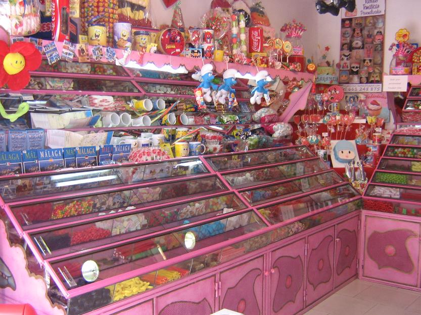 TIENDA DE CHUCHES MARBELLA Traspaso coqueta tienda de chuches, bebidas, postales, helados,